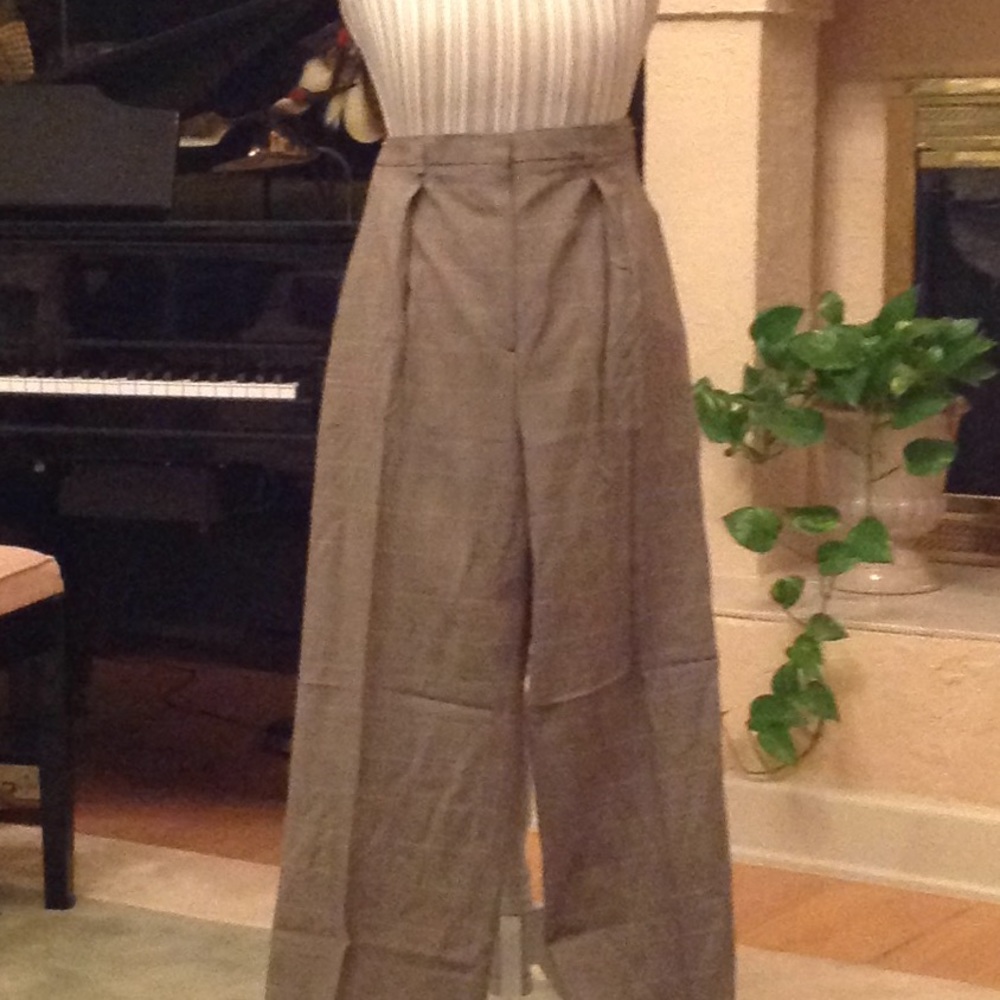 Beautiful houndstooth trousers.